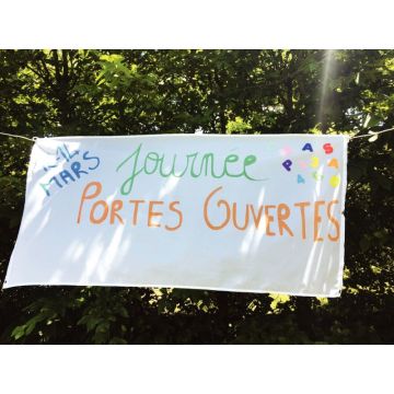 Bannière en polyester blanc 130 x 62 cm