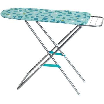 Planche à repasser en métal et en bois